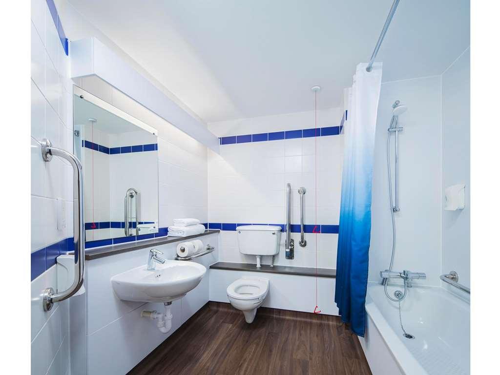Travelodge Bristol Central Anchor Road Номер фото