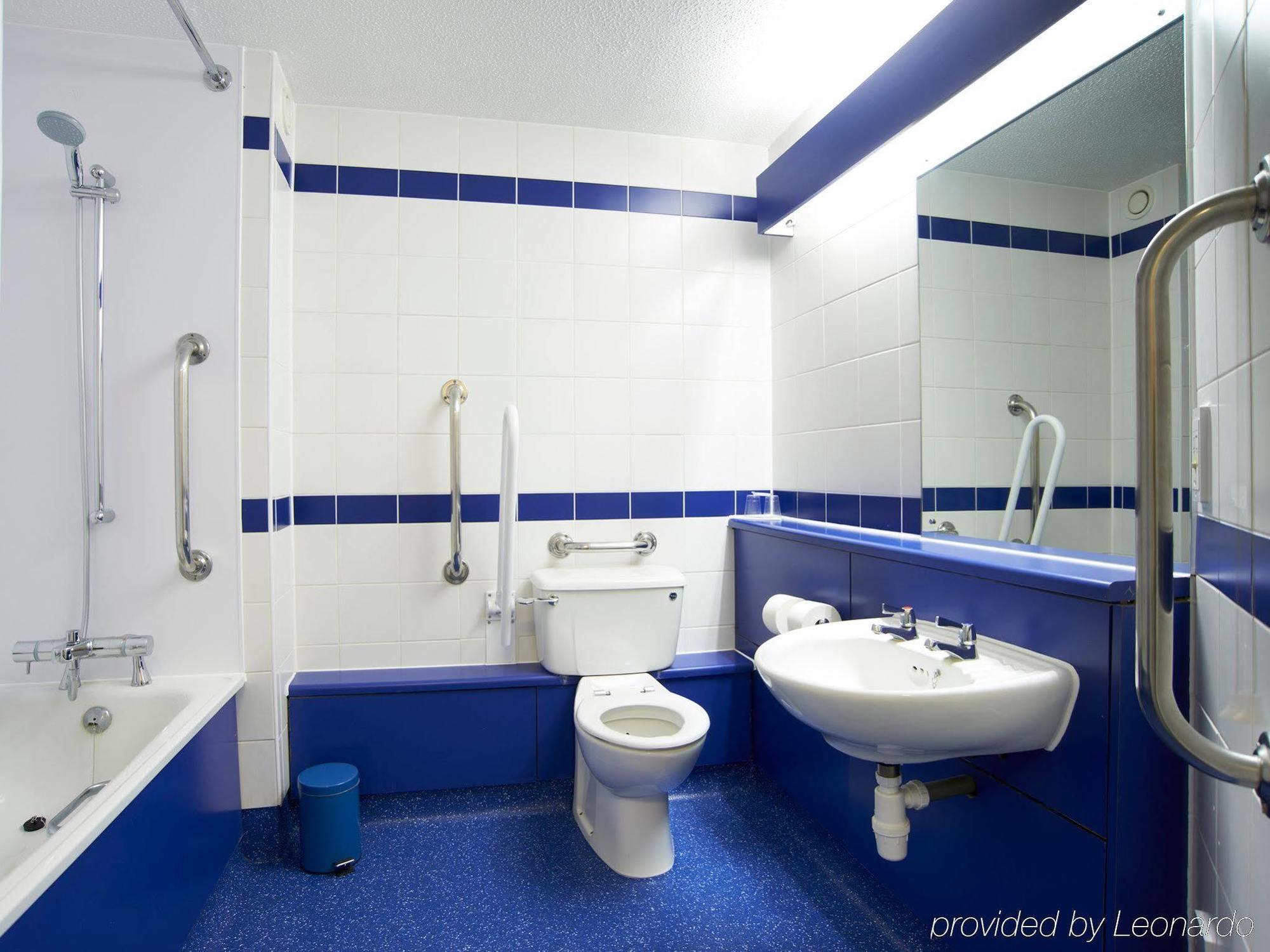 Travelodge Bristol Central Anchor Road Экстерьер фото