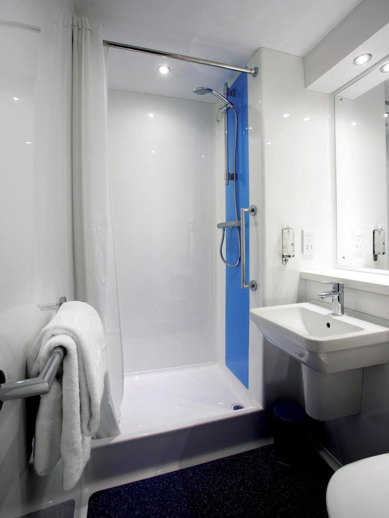 Travelodge Bristol Central Anchor Road Экстерьер фото
