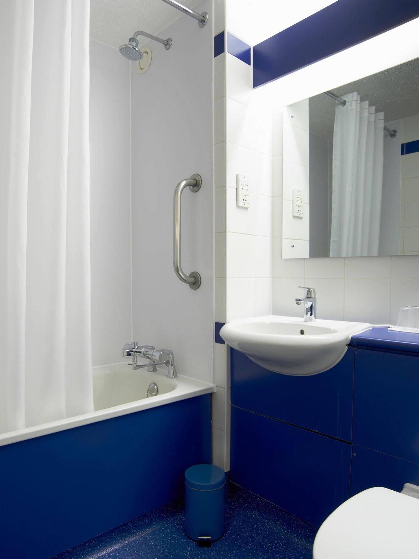 Travelodge Bristol Central Anchor Road Экстерьер фото