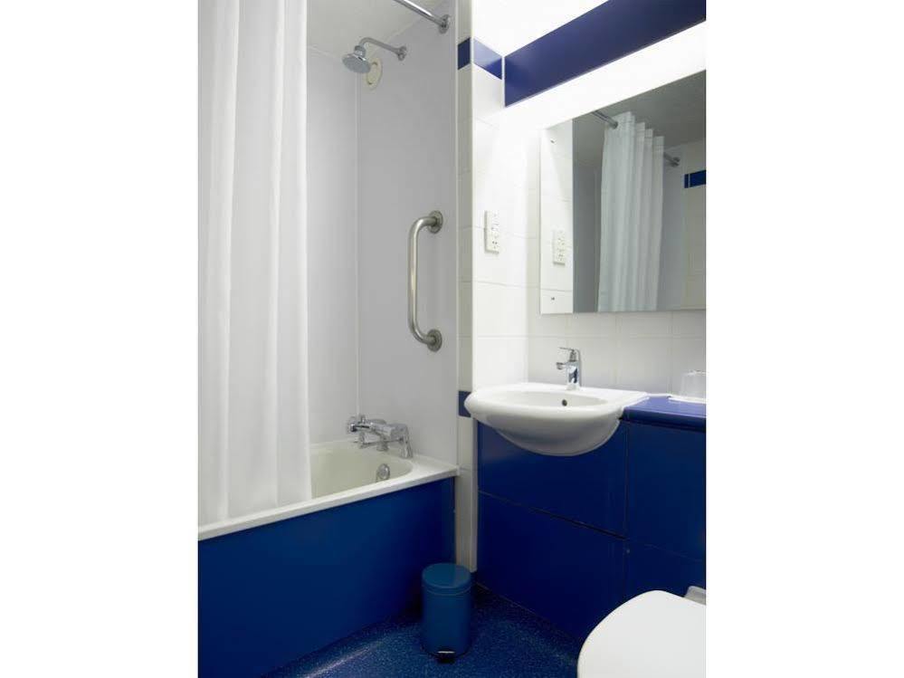 Travelodge Bristol Central Anchor Road Экстерьер фото